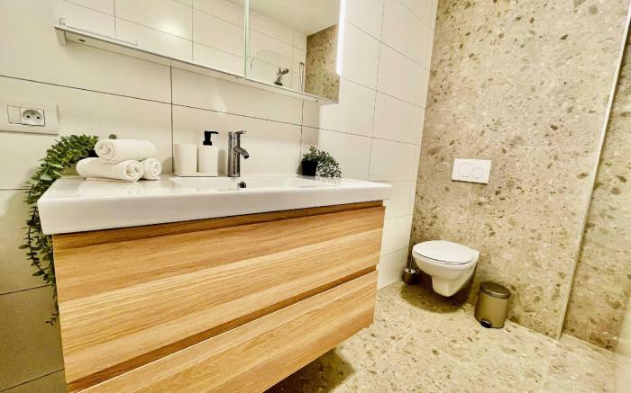 Luxury 2BR 1BA Near Fashion District by OneLuxStay