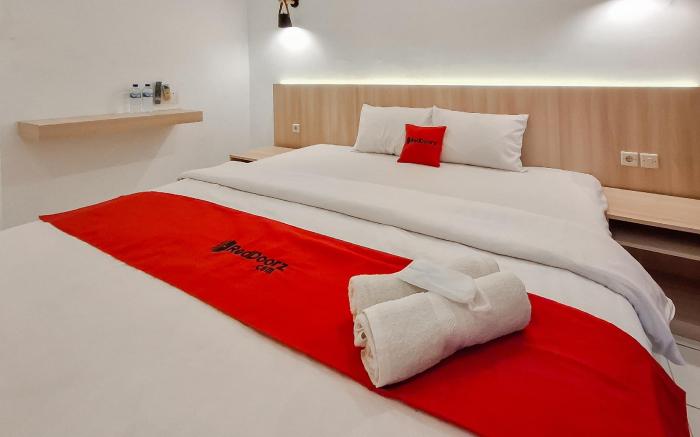 RedDoorz @ Grand Mirza near Pasar Grosir Batik Setono Pekalongan