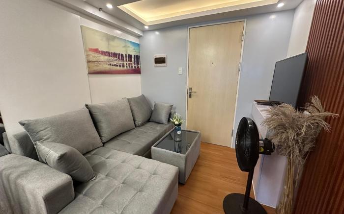CondoVibe 2BR Unit Staycation near SM East Ortigas