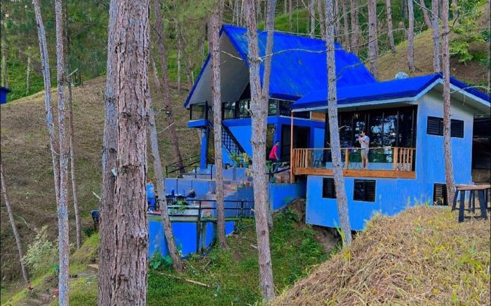 Simones Bluehouse in the Mountain