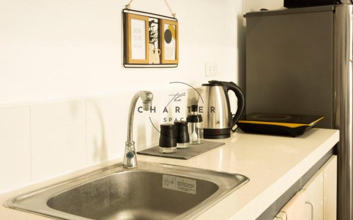 Urban Escape: Chic Studio Close to the Airport