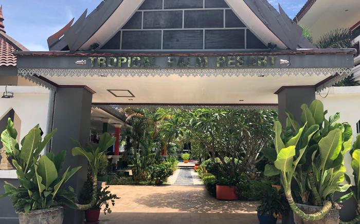 Tropical Palm Resort.