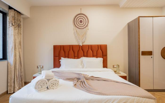 ELIVAAS 1 BHK with Rooftop Pool - Kamerios Skye