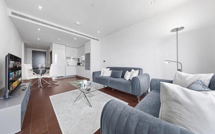 18th Floor Luxury 2 Bedroom, 2 Bathroom Sky View with Rooftop Access & Gym!