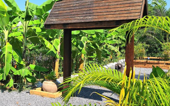 The 'White House' Tala Buea Dang Isaan Home Stay