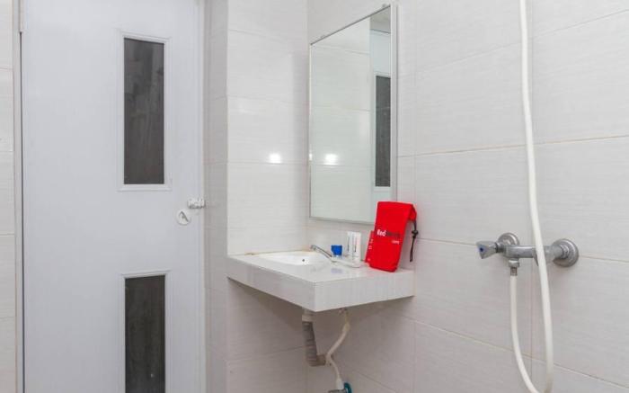 RedDoorz near Istana Plaza 2