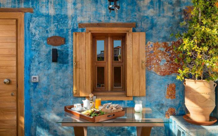 10GR Hotel and Wine Bar