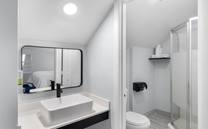 Admiralty Inn & Suites - a Red Collection Hotel