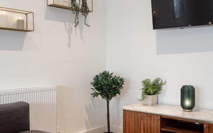 Smart Spacious Kensington Haven