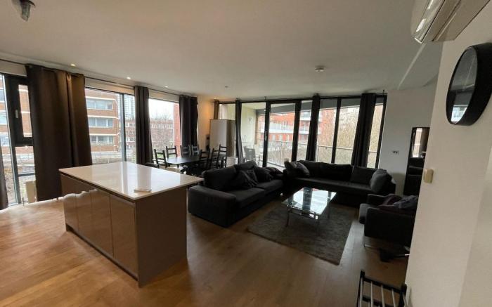 Sleek 3-BR flat in Southwark, Borough | The Shard