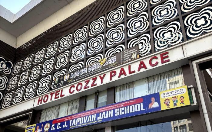 Hotel Cozzy Palace