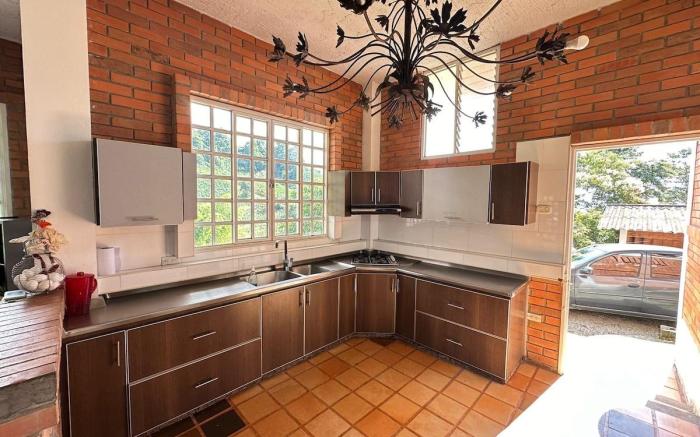 Chalet con piscina y  zonas verdes cerca Armenia