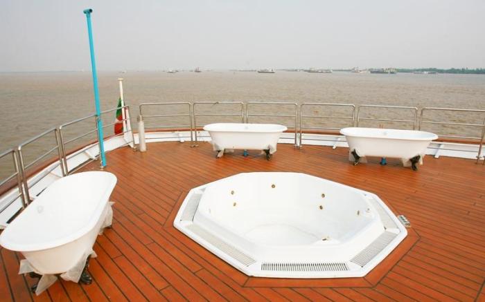 Vintage Luxury Yacht Hotel