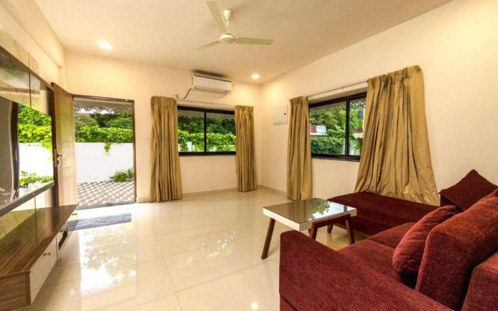 Anjuna 7bhk villa with pool & jacuzzi 1km to beach