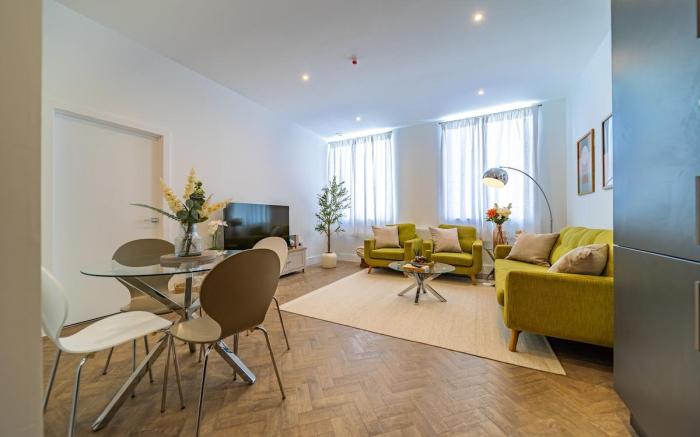 The Essex Escape - spacious 1 king bed, fast WiFi!
