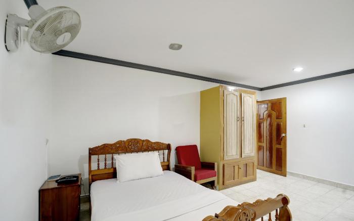 Super Hotel O Pathanamthitta Near Mahatma Gandhi Statue