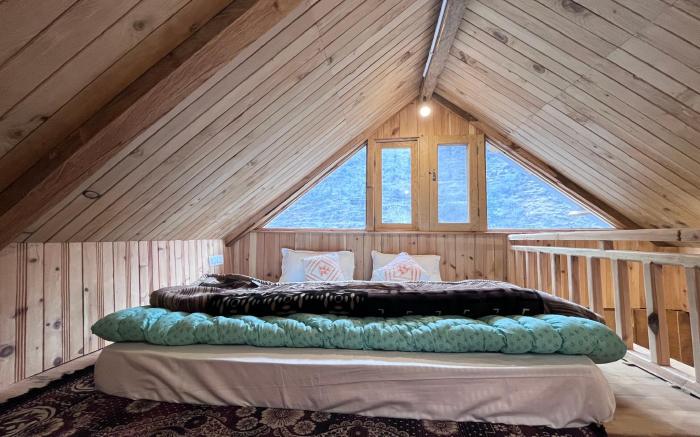 Rustic River View Cottage Tirthan by Homeyhuts