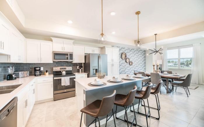 Chic 2Bed Condo at Storey Lake, Mickey Room