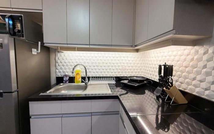 Modern 1BR Unit w/FREE parking
