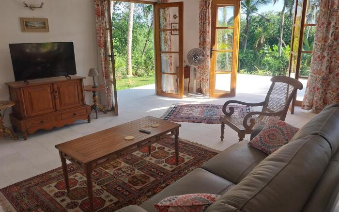 Luxury French "Cannelle  lake villa"
