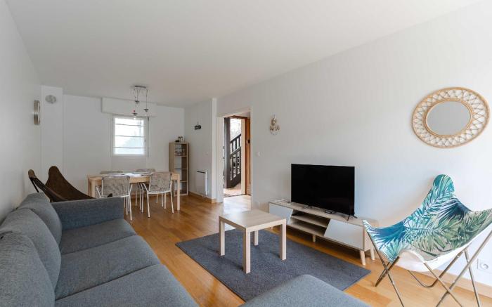 3 bedroom apartment with garden and swimming pool