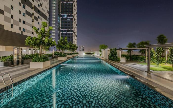 Stunning 4BR Sky Retreat @ 42nd Floor View Sleep 8