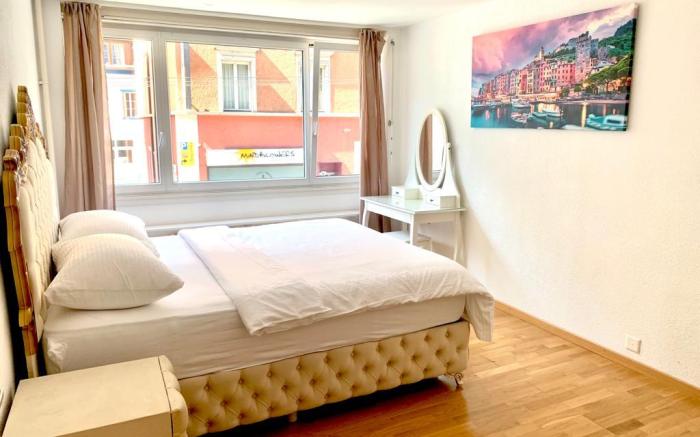 Modern and Bright 2BDR Apt - City Center