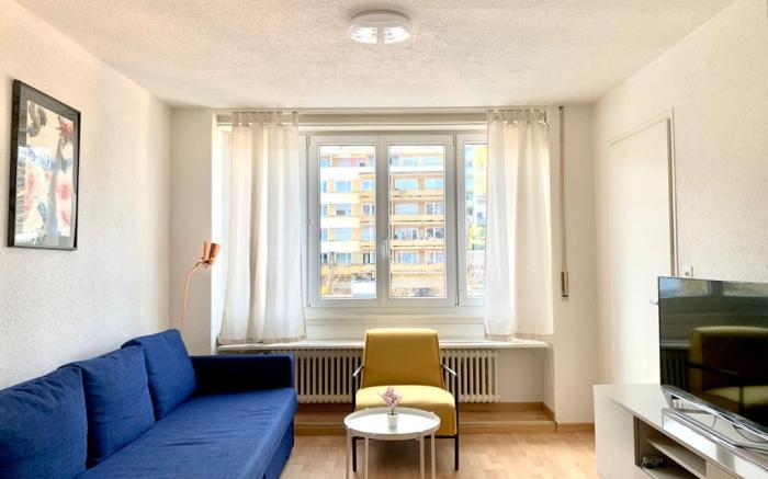 1BDR Apt with Balcony - Central Location