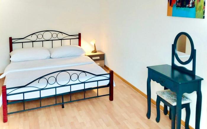1BDR Apt with Balcony - Central Location