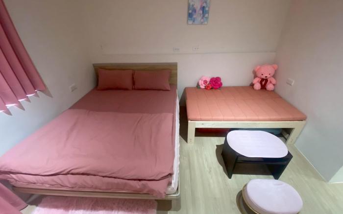Linda’s HouseNo.4: 西門商圈~夢幻粉紅風獨立衛浴大套房<2張雙人床~4人房>