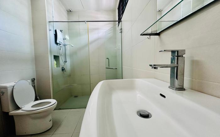 Luxury 5BR Stay| Walk to Beach & Night Market Fun!