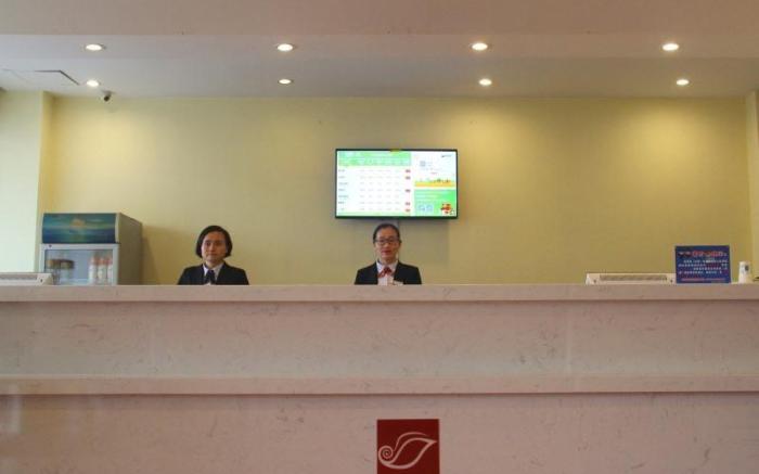 Shell Xinyu City Railway Station Plaza Hotel