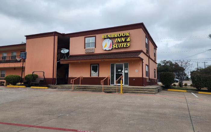 OYO Benbrook Inn & Suites