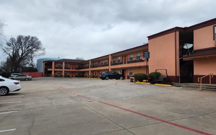 OYO Benbrook Inn & Suites