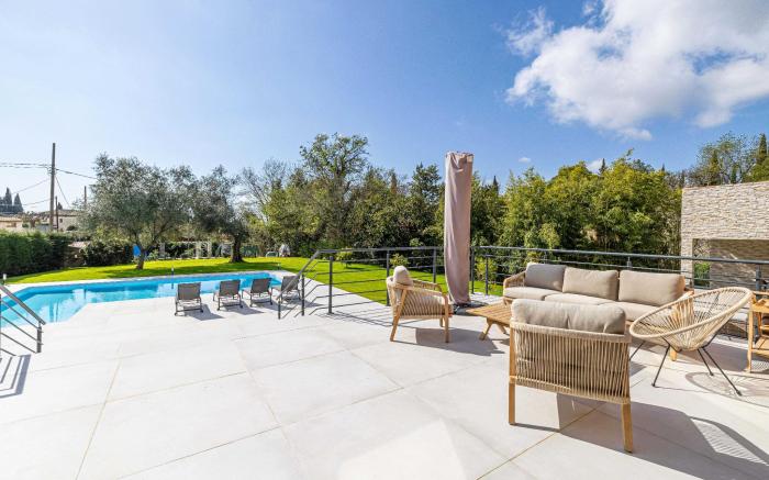 Modern Villa with Heated Pool and Garden 