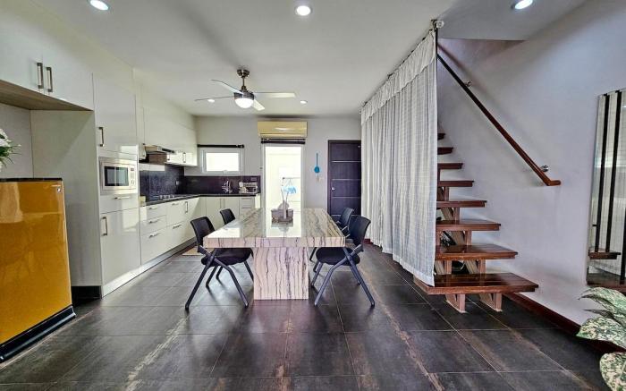 Modern 3-Bedroom Townhome Kamala