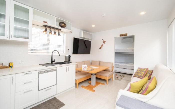 Aotearoa House NZ Style Yomitan, BBQ, Pizza Oven 