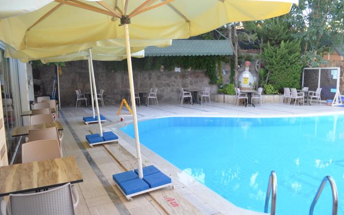 Megas Hotel