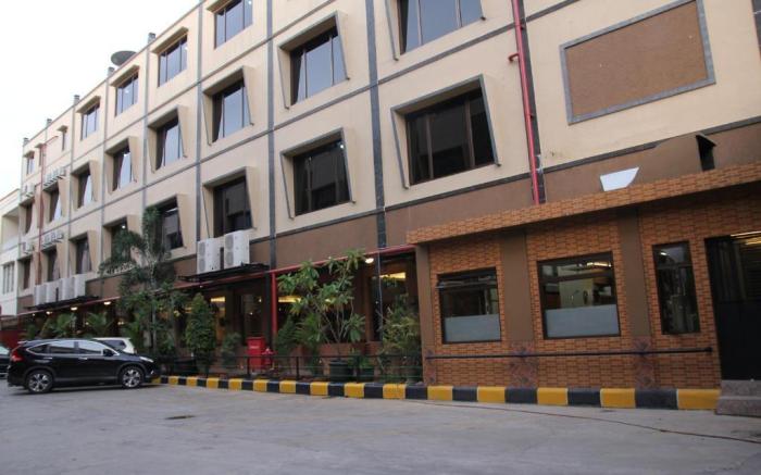 RedDoorz Plus near Soekarno Hatta Airport 2