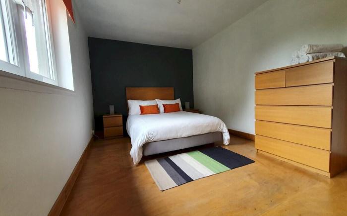 2 Bedroom, free parking & Netflix near hospital