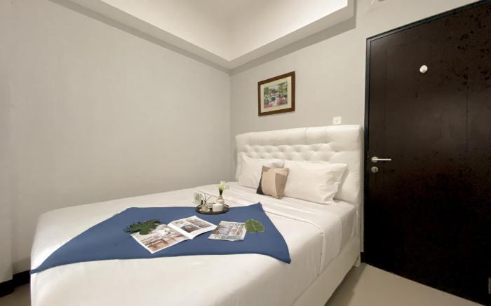 Minimalist Cozy 1BR Royal Heights Apt By Travelio