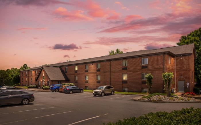 HomeTowne Studios & Suites Greensboro