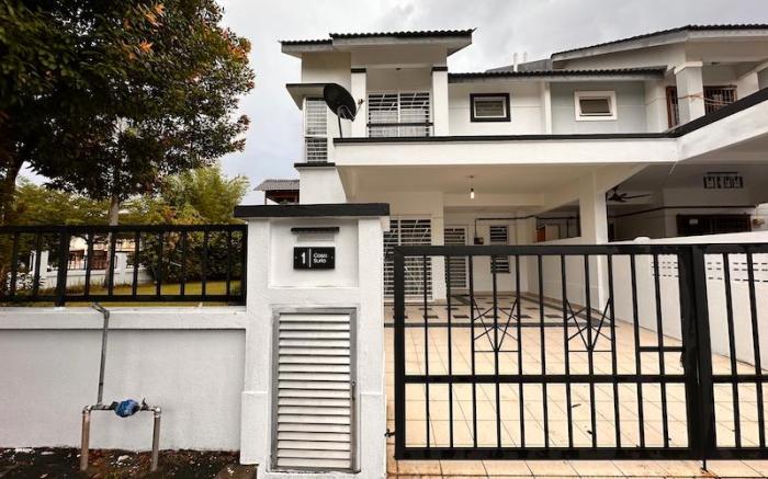 Casa Suria Homestay (Corner Lot + Full A/C + WiFi)