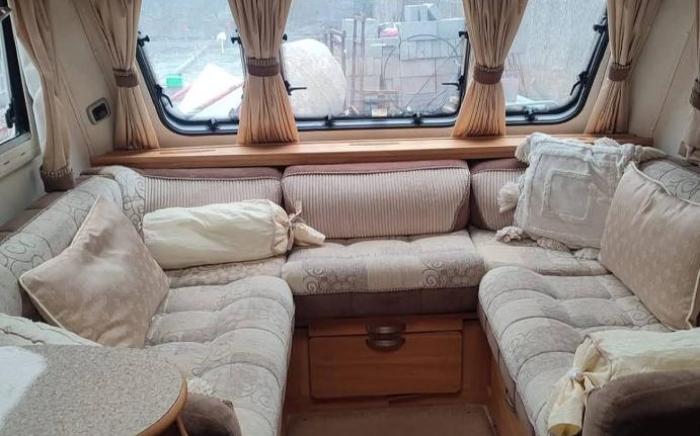 Cosy caravan off the street