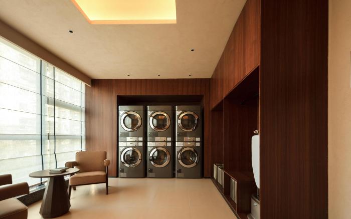 Atour Hotel Wenzhou South Station Intime Department Store