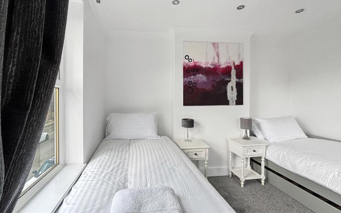 Sleeps 8 3bed house in central Grantham driveway