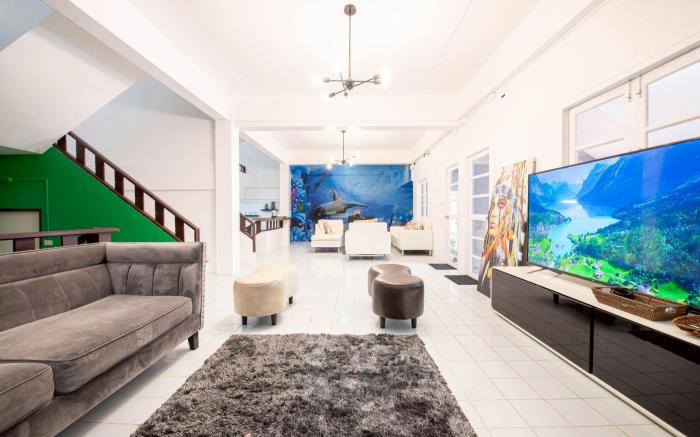 BEACH SIDE! Sleeps 30! Pool Table, Darts, BBQ, BAR