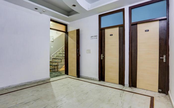 Super Hotel O East Punjabi Bagh Near Metro Station
