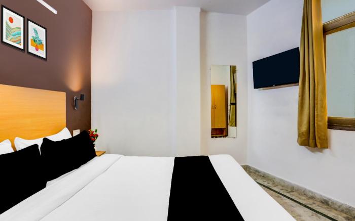 Hotel O East Punjabi Bagh Near Metro Station