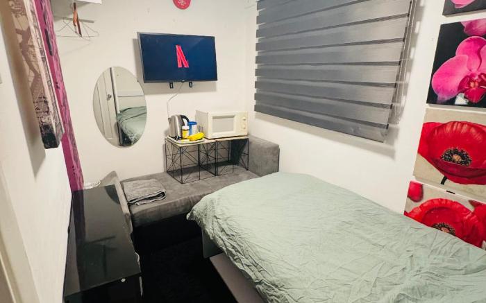 Room 3 minute drive from Luton Airport